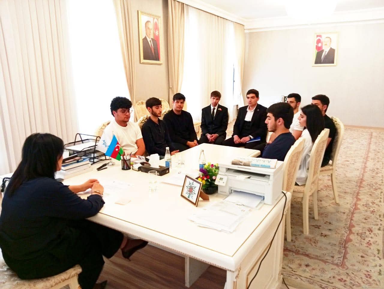 Deputat Elnarə Akimova tələbələrlə görüşdü (FOTO)